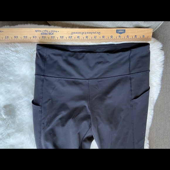 Lululemon leggings. Black. Size 4. Side Pockets - Picture 2 of 5